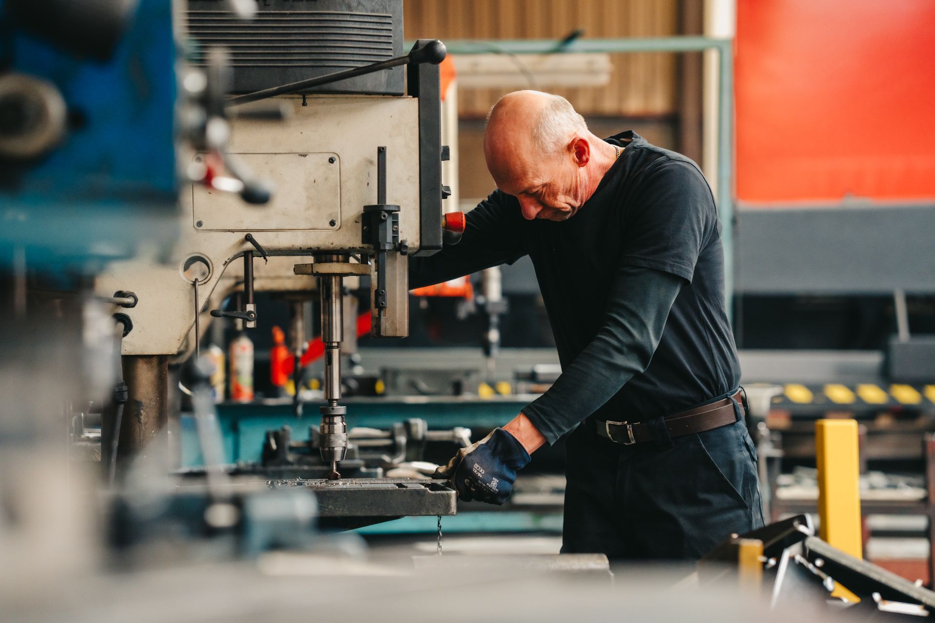 Medewerker bezig aan speciale constructie atelier