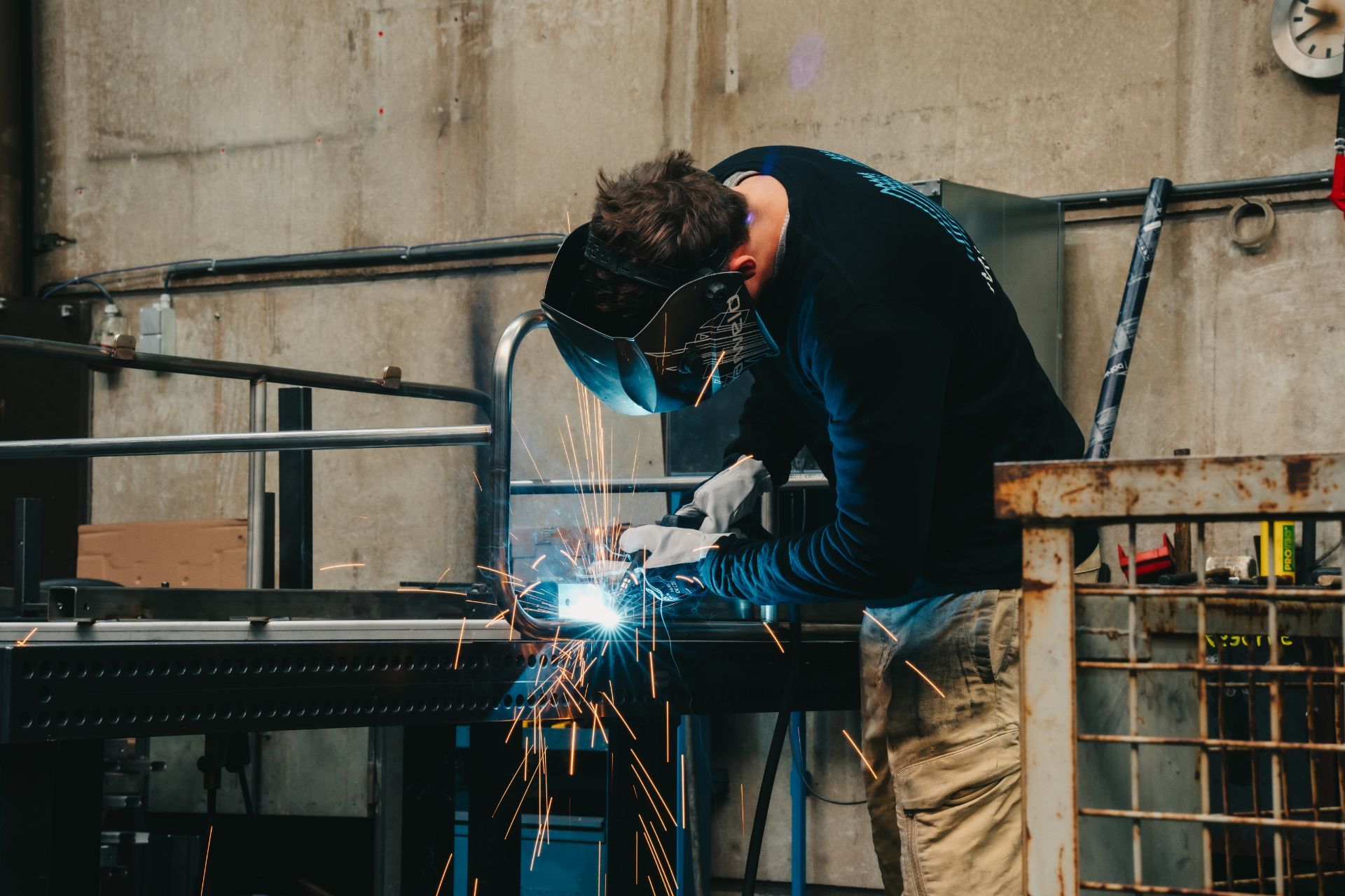 Medewerker Multinox aan het lassen in het atelier